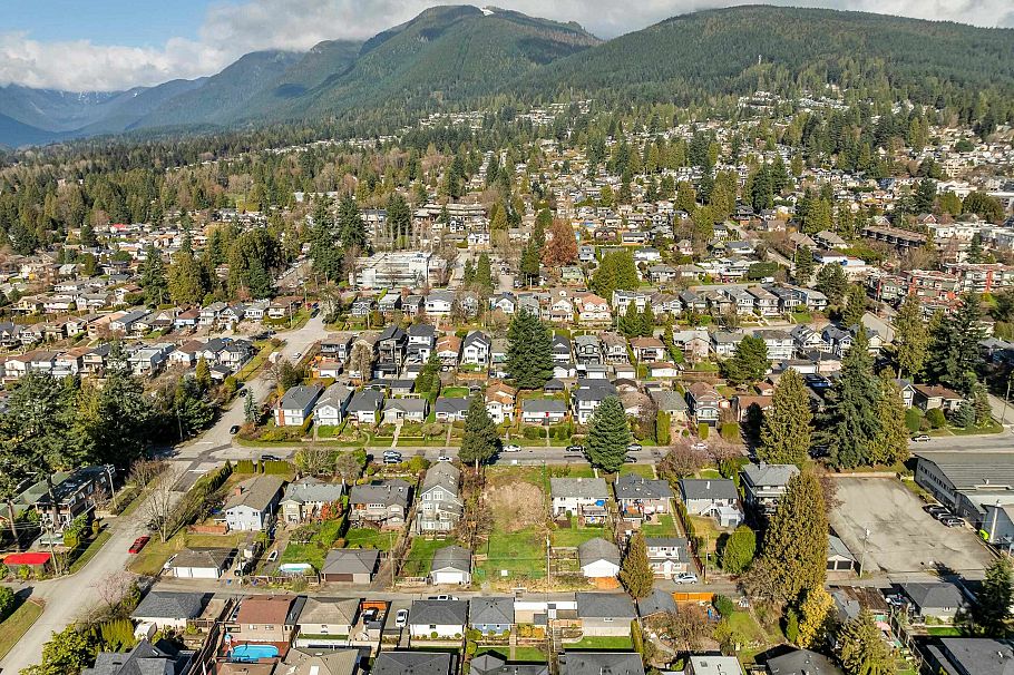 243 W 27th Street North Vancouver, BC - 9