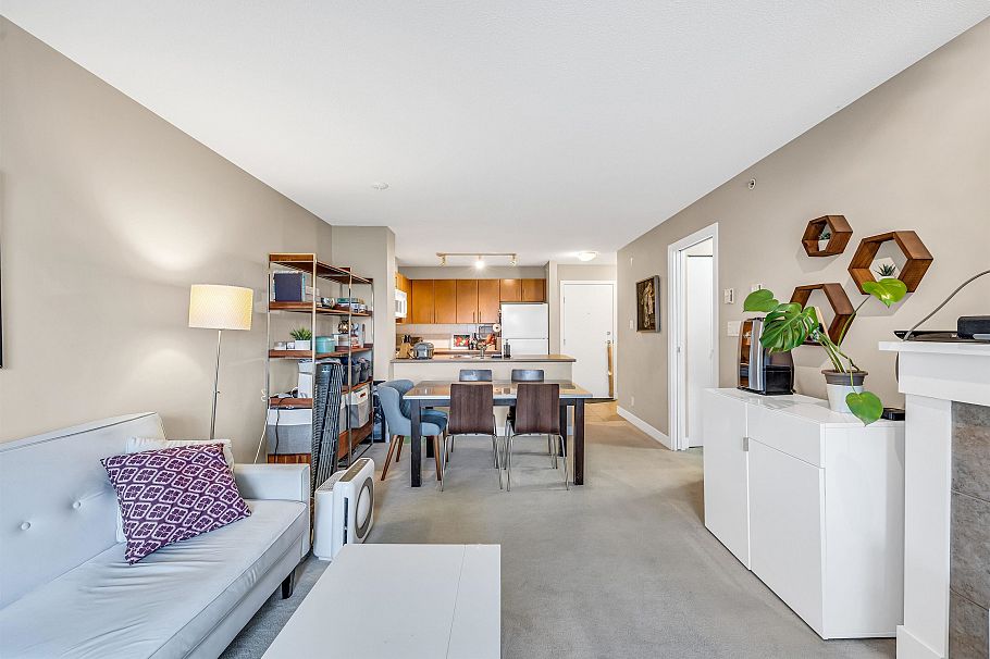 403 7088 Mont Royal Square Vancouver, BC - 11