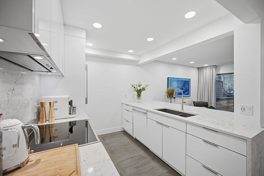 3321 Mountain Highway North Vancouver, BC - 1