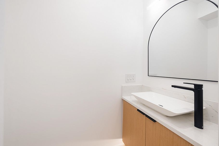 261 W 6th Street North Vancouver, BC - 5