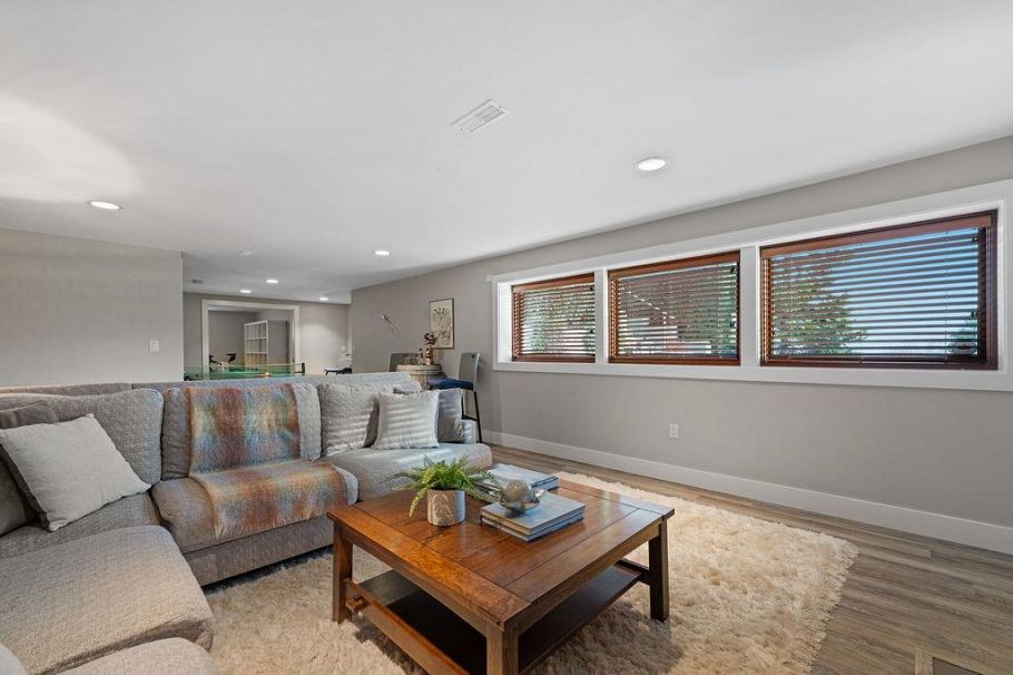 124 Carisbrooke Crescent North Vancouver, BC - 30