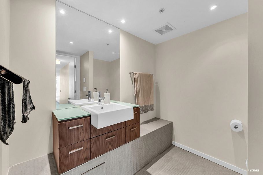 2 850 W 8th Avenue Vancouver, BC - 25