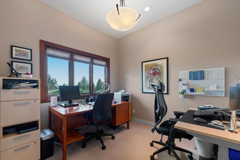 124 Carisbrooke Crescent North Vancouver, BC - 24