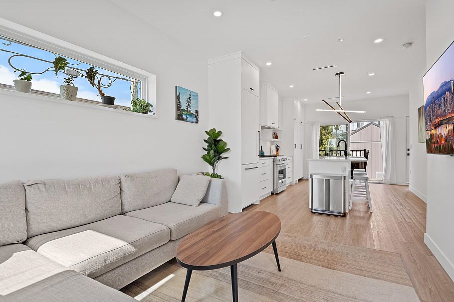 225 E 57th Avenue Vancouver, BC - 3