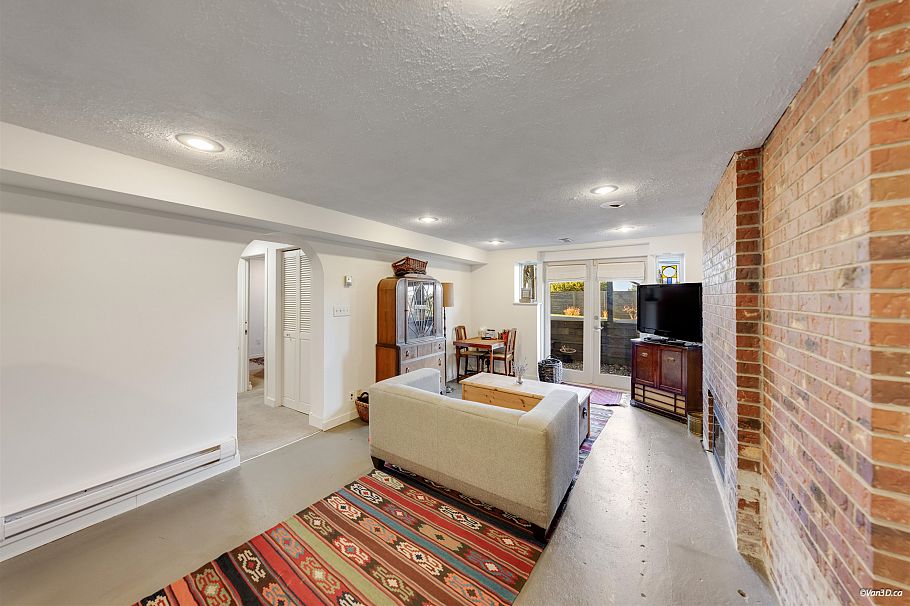 670 Montroyal Boulevard North Vancouver, BC - 23