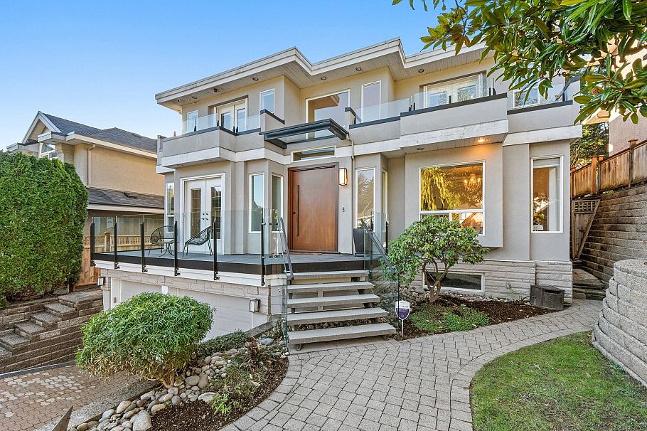 1725 Orkney Place North Vancouver, BC - 2