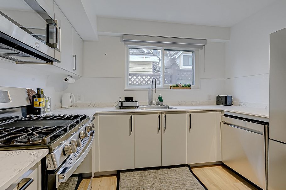 2836 Violet Street North Vancouver, BC - 11