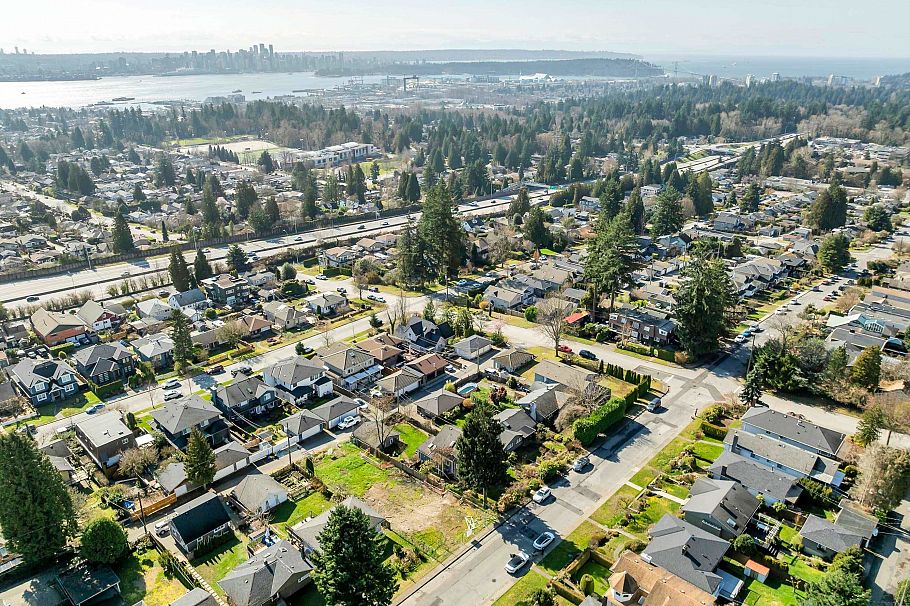 241 W 27th Street North Vancouver, BC - 7