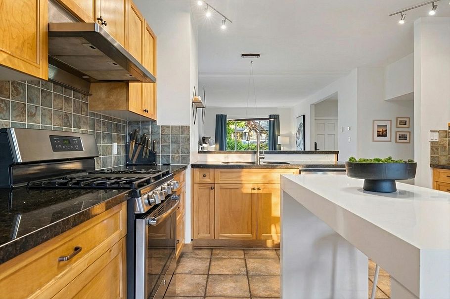 261 E 4th Street North Vancouver, BC - 13