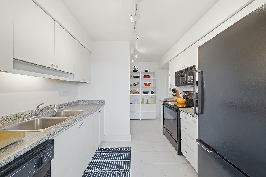 533 666 Leg In Boot Square Vancouver, BC - 19