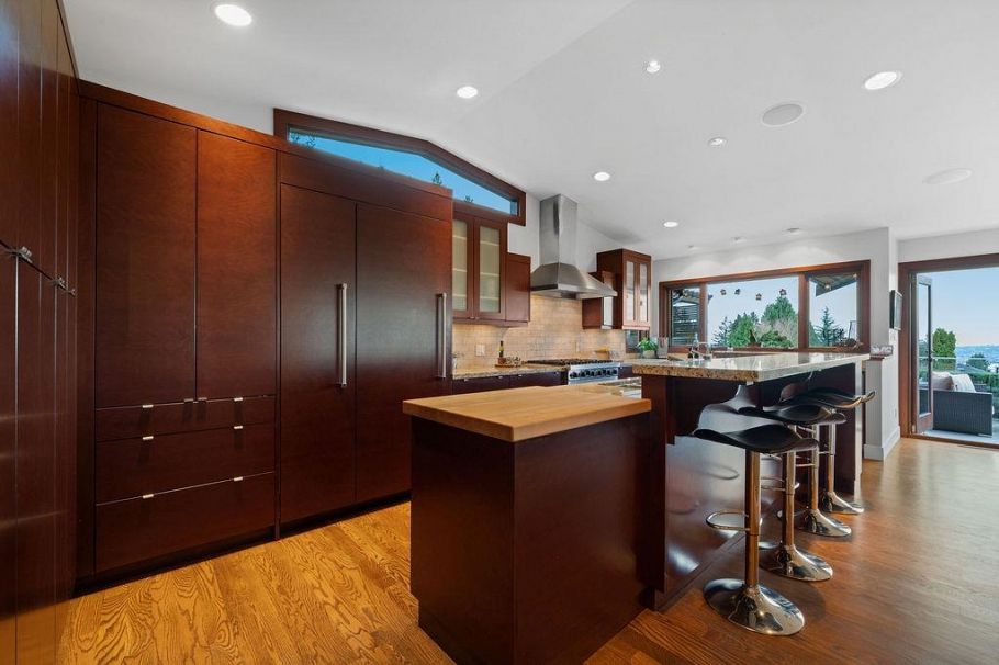 124 Carisbrooke Crescent North Vancouver, BC - 14