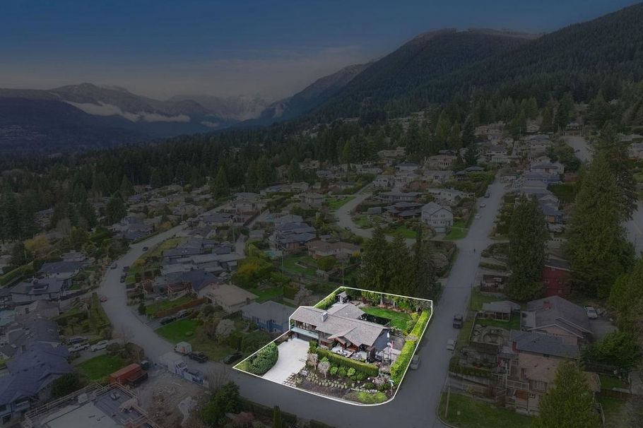 124 Carisbrooke Crescent North Vancouver, BC - 38