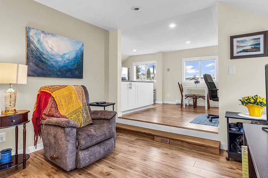 227 W 5th Street North Vancouver, BC - 14