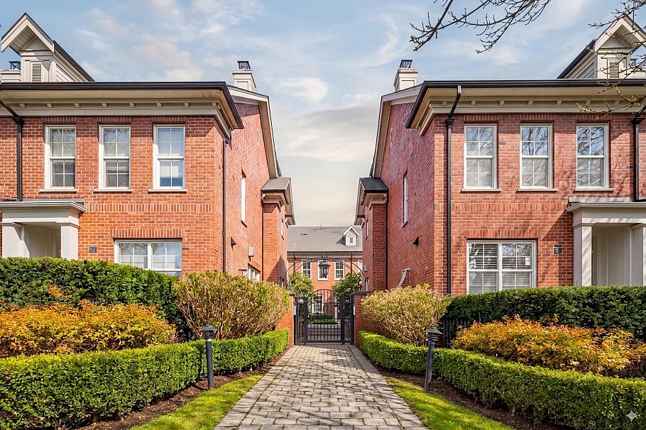 755 W 42 Avenue Vancouver, BC - 1