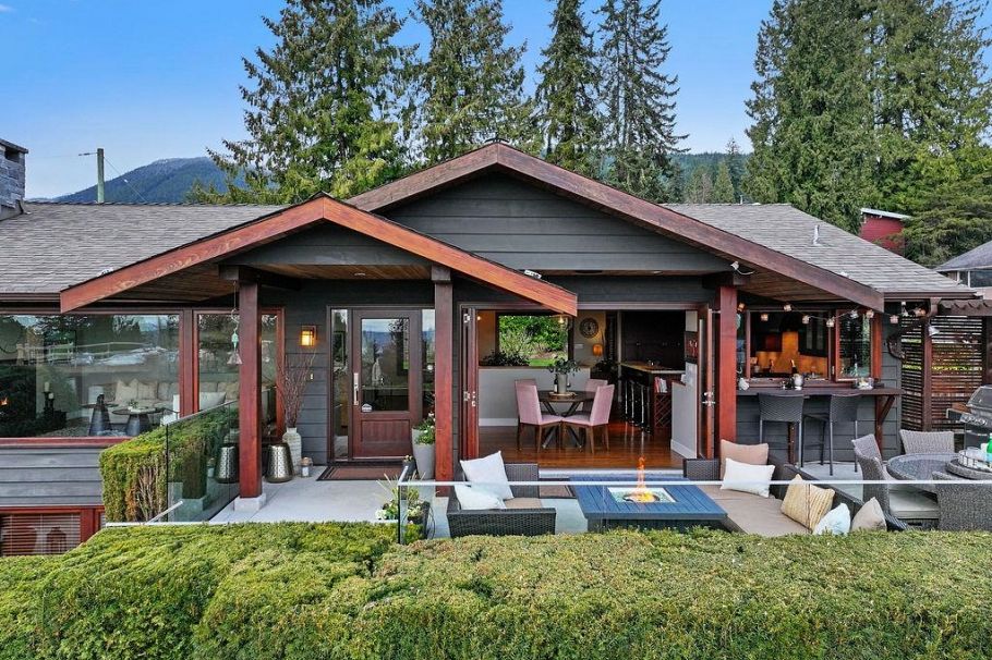 124 Carisbrooke Crescent North Vancouver, BC - 4