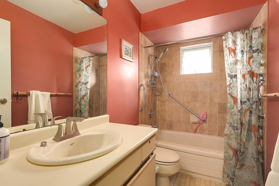 229 W 22nd Street North Vancouver, BC - 13