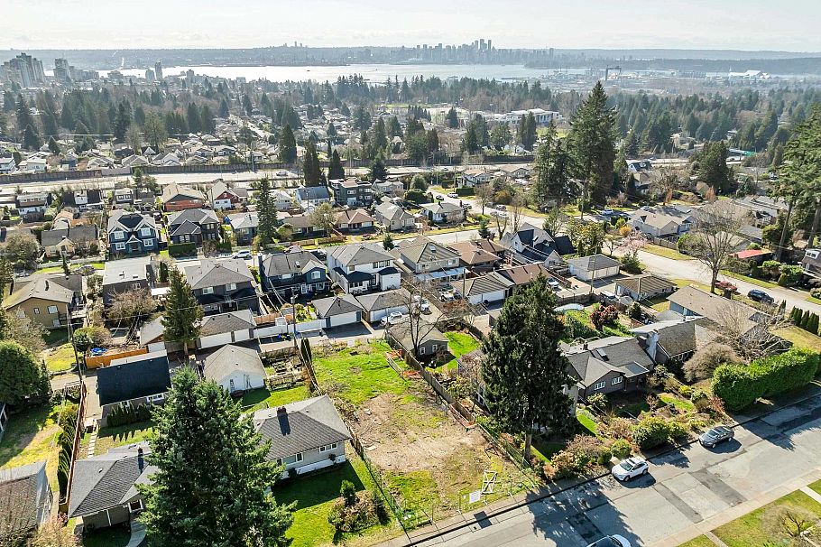 241 W 27th Street North Vancouver, BC - 1