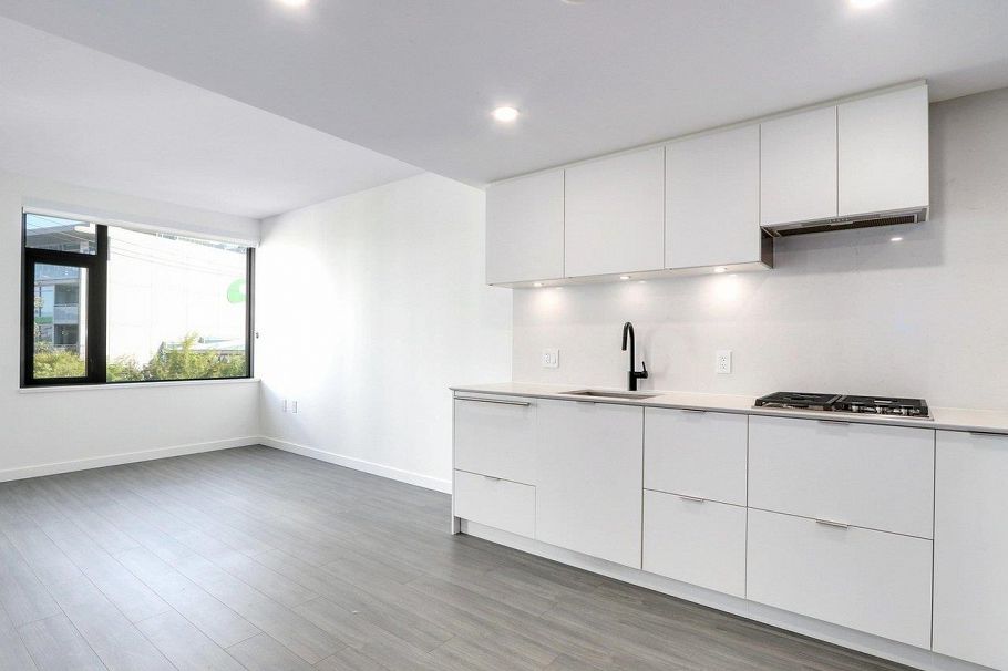 502 210 E 5th Avenue Vancouver, BC - 3