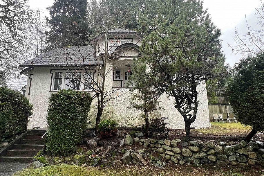 2080 W 33rd Avenue Vancouver, BC - 1