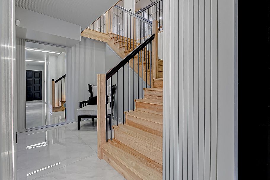 2836 Violet Street North Vancouver, BC - 34