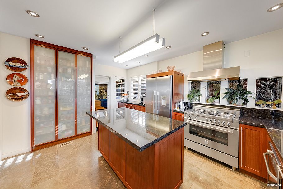 670 Montroyal Boulevard North Vancouver, BC - 38