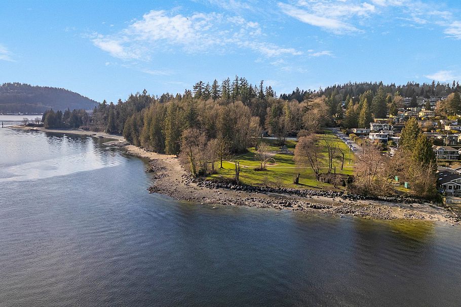 450 Beachview Drive North Vancouver, BC - 24