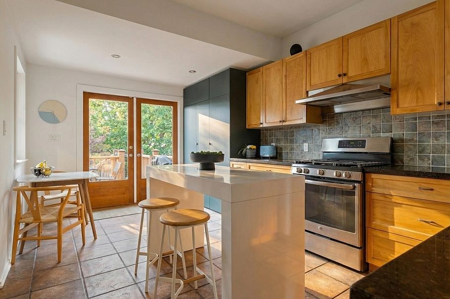 261 E 4th Street North Vancouver, BC - 11