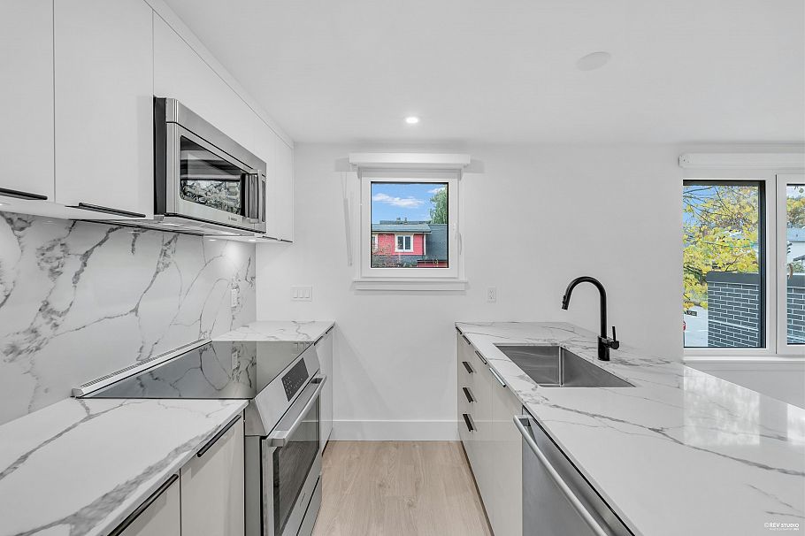 108 2073 E 1 Avenue Vancouver, BC - 3