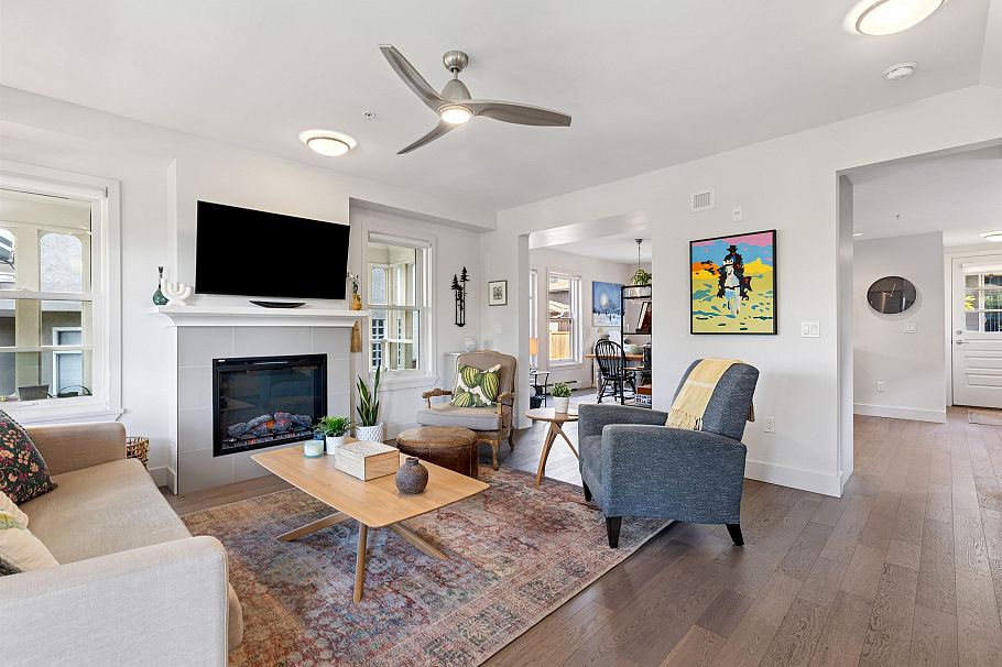 1 244 E 5th Street North Vancouver, BC - 5