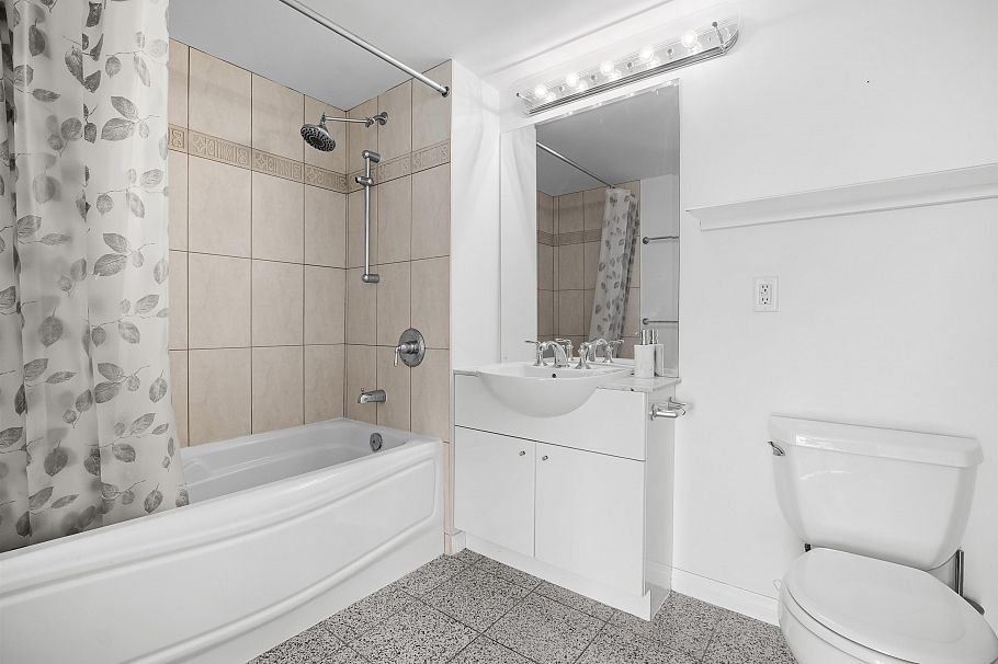 1404 188 E Esplanade North Vancouver, BC - 25