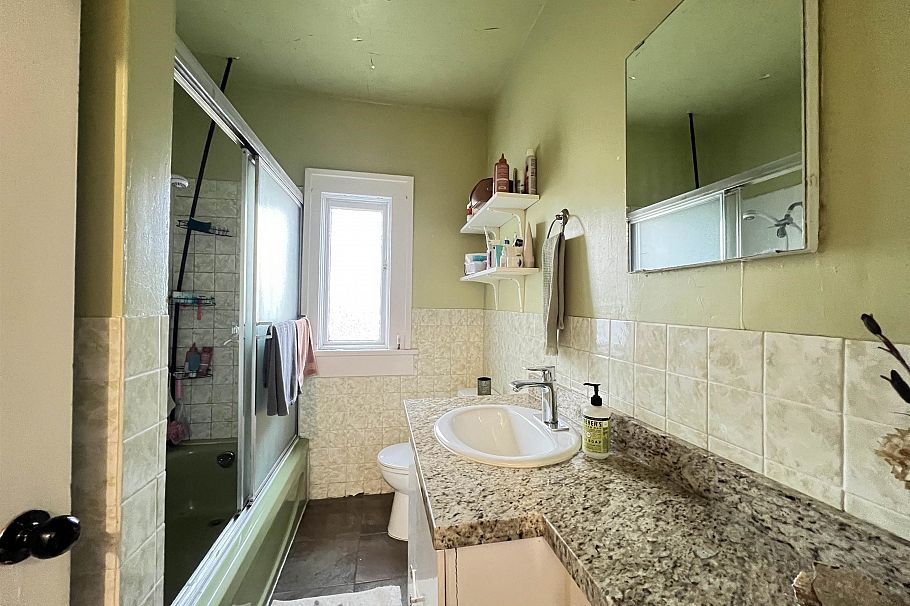 2080 W 33rd Avenue Vancouver, BC - 20