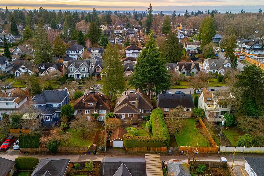 2865 W 30th Avenue Vancouver, BC - 32