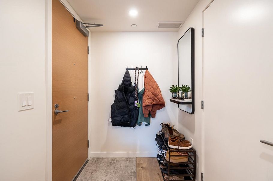 404 210 E 5th Avenue Vancouver, BC - 2