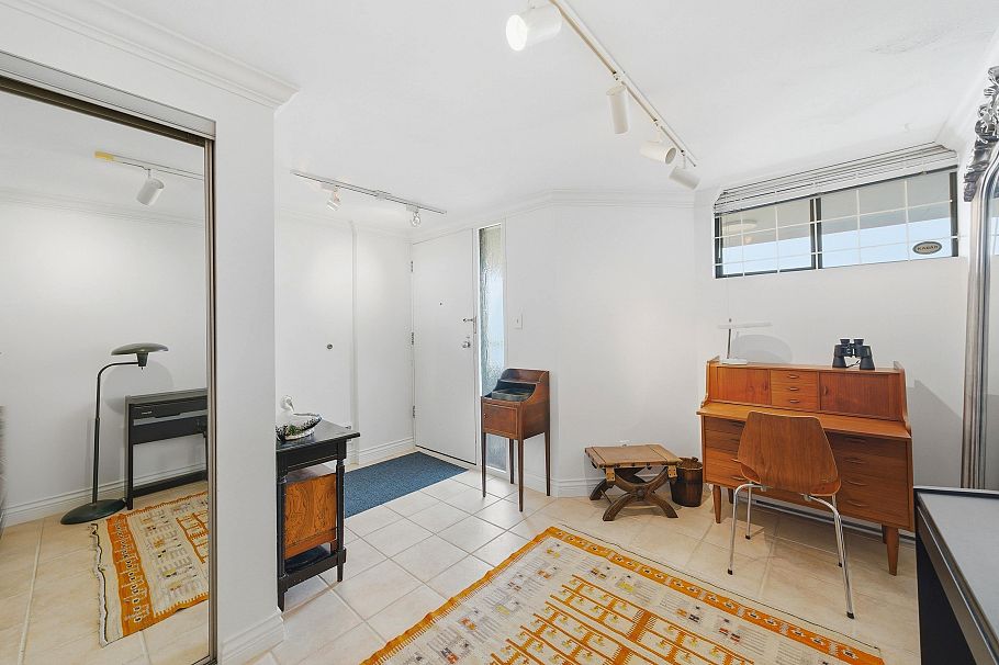 533 666 Leg In Boot Square Vancouver, BC - 34