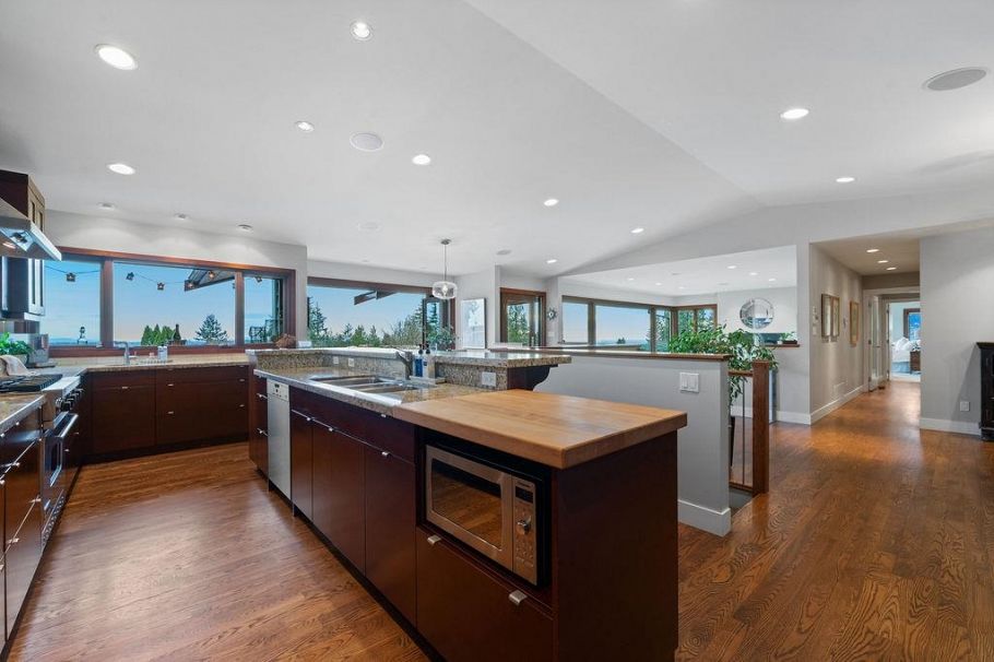 124 Carisbrooke Crescent North Vancouver, BC - 15