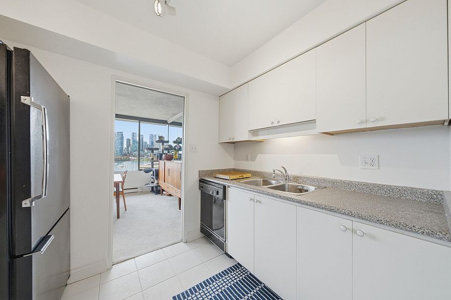 533 666 Leg In Boot Square Vancouver, BC - 17