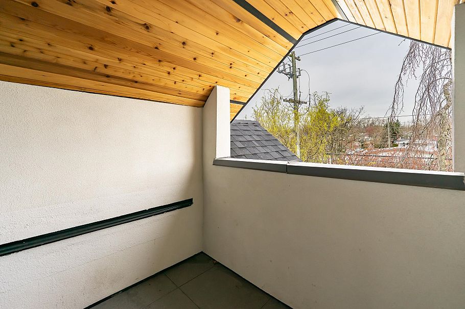 858 W 64th Avenue Vancouver, BC - 36