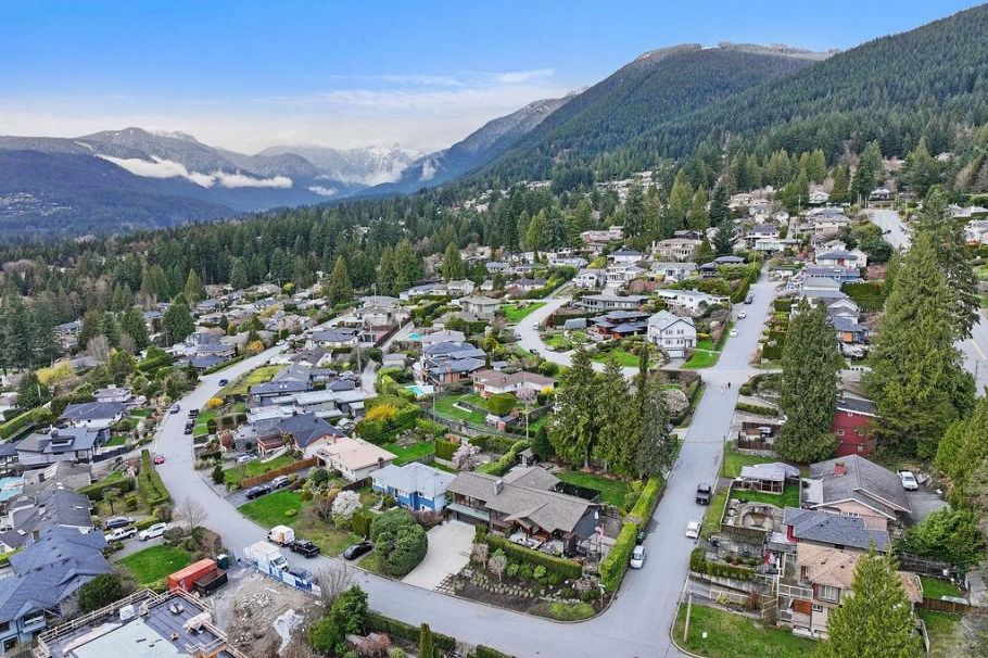 124 Carisbrooke Crescent North Vancouver, BC - 37