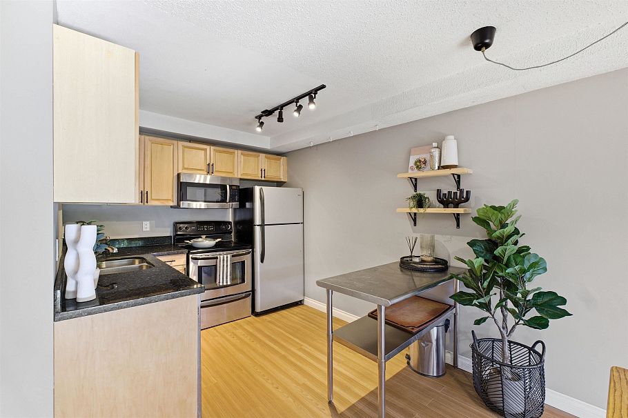 108 251 W 4th Street North Vancouver, BC - 4