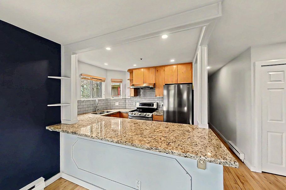 201 1868 W 8th Avenue Vancouver, BC - 1