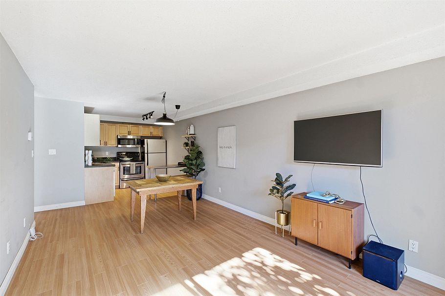 108 251 W 4th Street North Vancouver, BC - 5