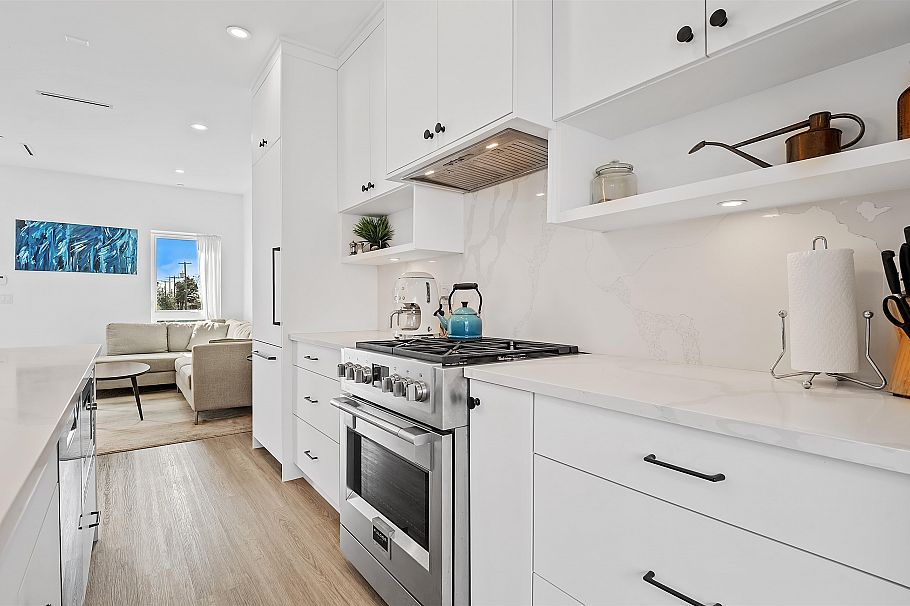 225 E 57th Avenue Vancouver, BC - 9