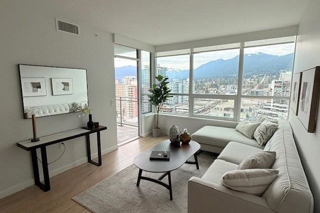 1401 112 E 13th Street North Vancouver, BC - 3