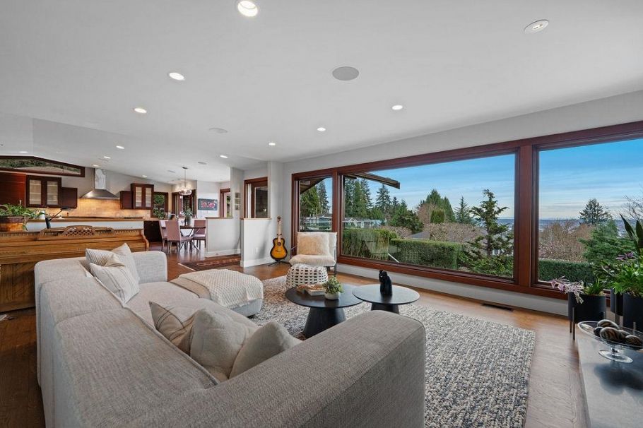 124 Carisbrooke Crescent North Vancouver, BC - 12