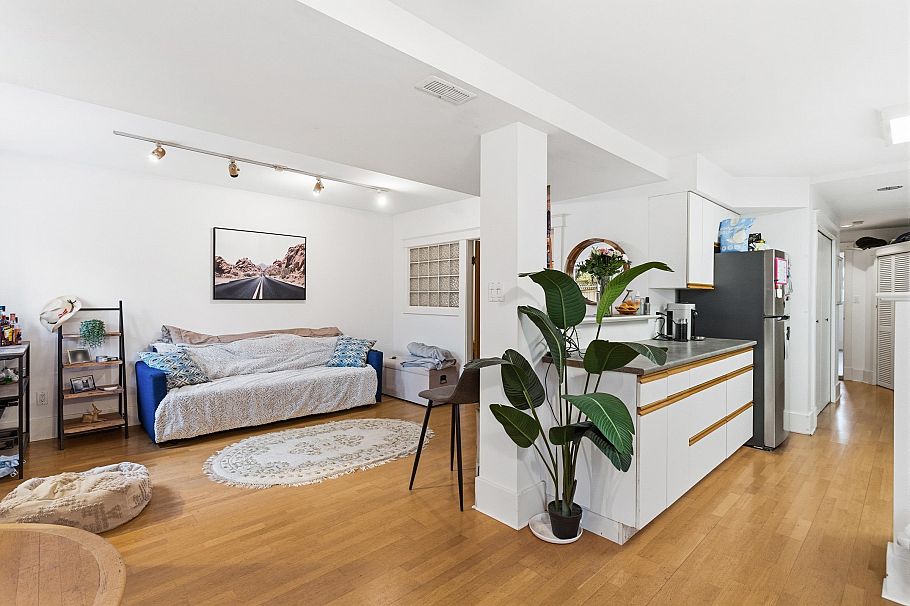 2582 W 6th Avenue Vancouver, BC - 33