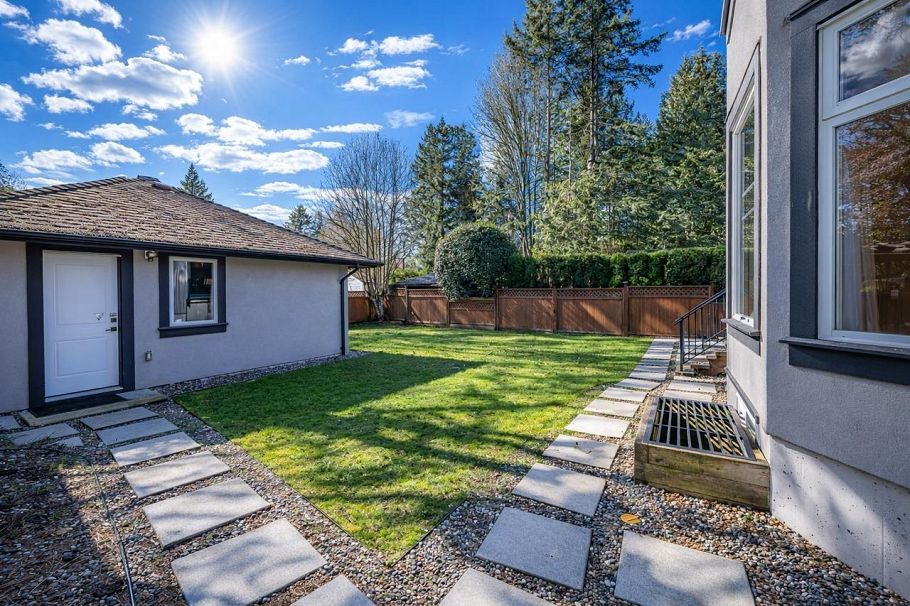 839 W 20th Street North Vancouver, BC - 38