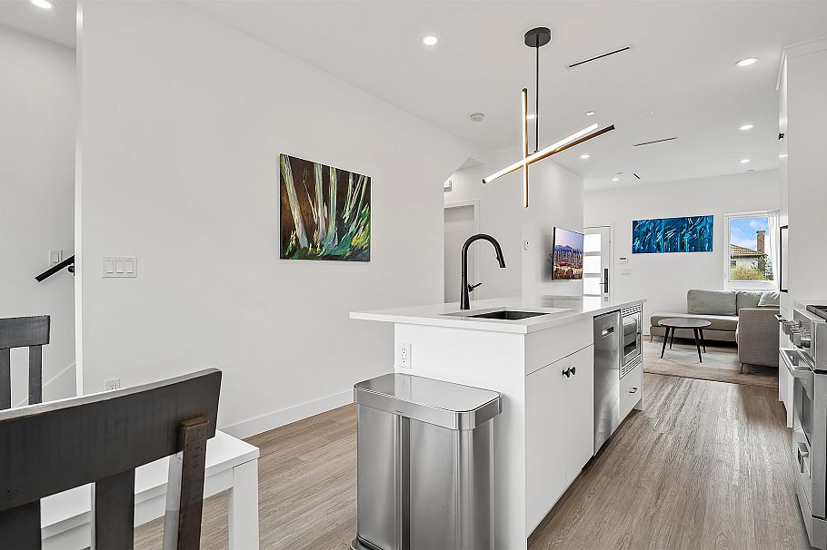 225 E 57th Avenue Vancouver, BC - 10