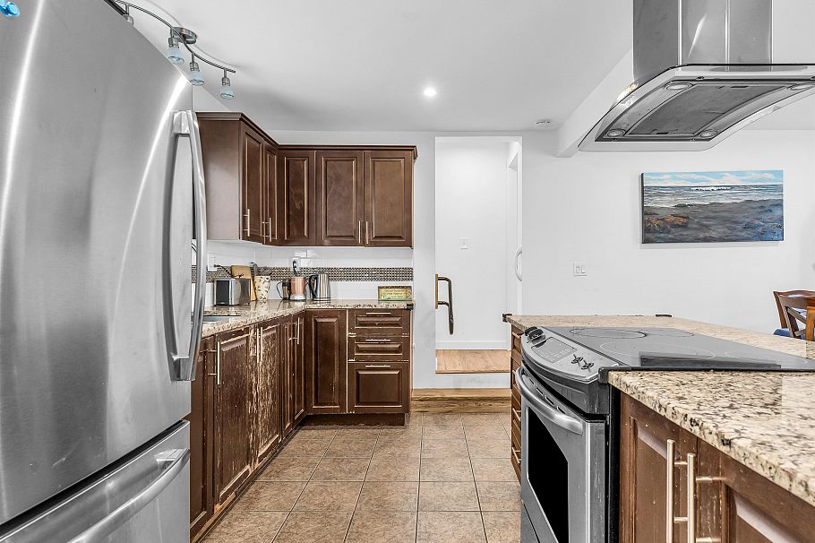 227 W 5th Street North Vancouver, BC - 9