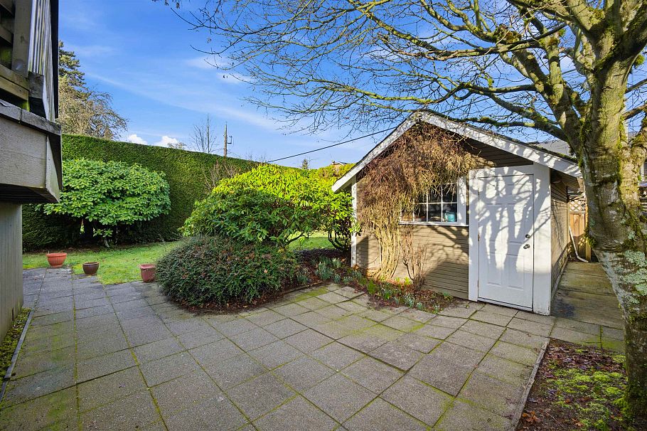 2865 W 30th Avenue Vancouver, BC - 30