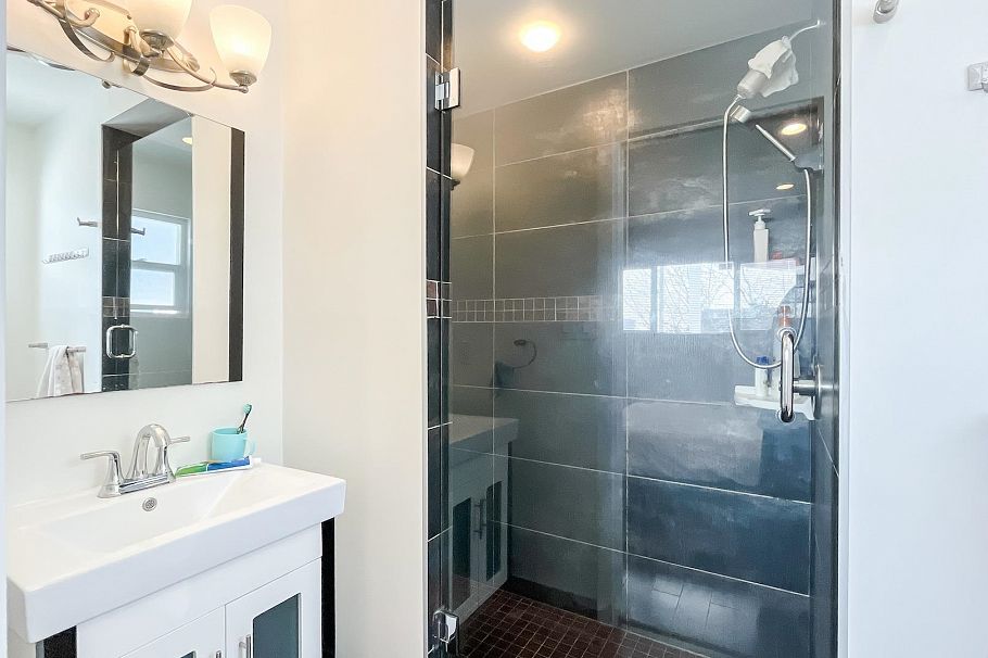 1420 Park Drive Vancouver, BC - 14